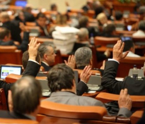 Parlamentarii şi-au votat noi privilegii. Ce schimbări au făcut în Statutul senatorilor şi deputaţilor